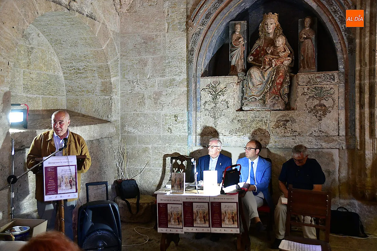 Foto 4 - Juan Carlos S&aacute;nchez presenta en el claustro de la catedral su libro `Peregrinos de esperanza. Un amor en la frontera&acute;